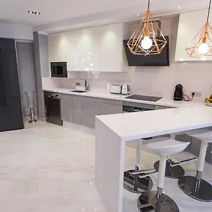 luxury-2-bedroom-apartment-in-los-cristianos.tenerifehoteles.net/